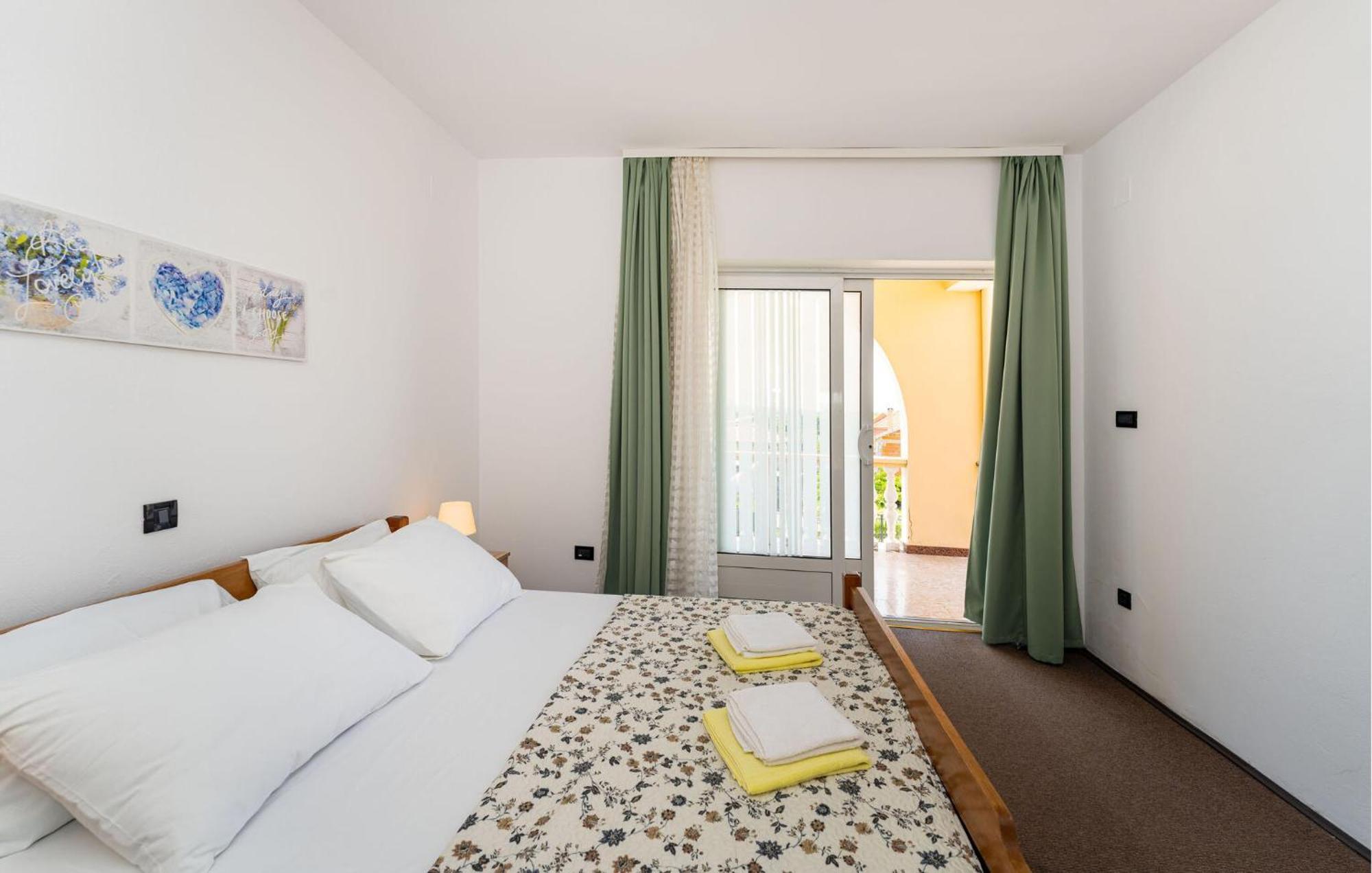 Beautiful Apartment In Galovac With Kitchen 외부 사진